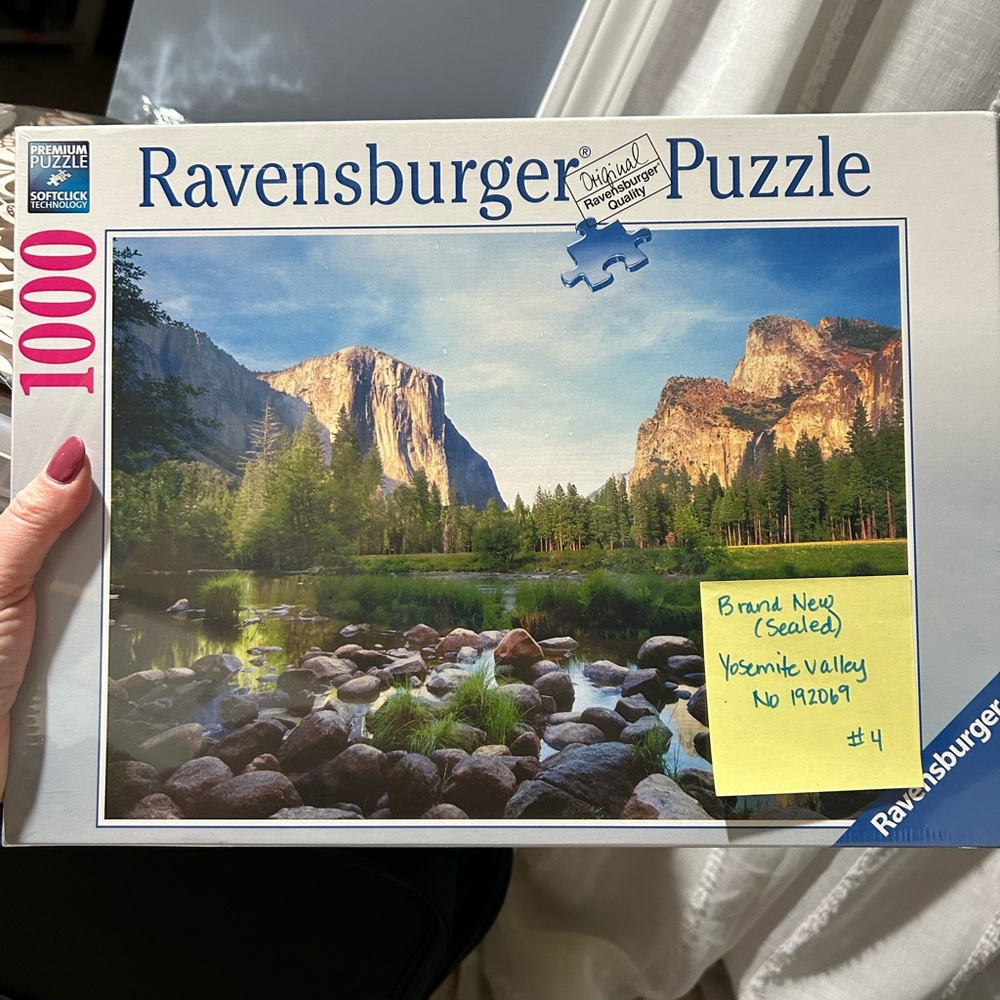 Ravensburger Puzzle - Yosemite valley Scenic Landscape with Blue and Green